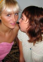 Олеся и Света сосут член и трахаются 3 фотография