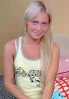 Блондинка с радостью дает всем в попу 1 фотография