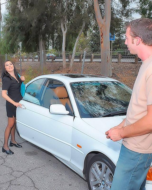 Брюнетка с волосатой писькой занимается сексом 1 фотография