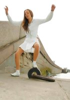 Девушка прогуливается по городу без трусиков 6 фотография