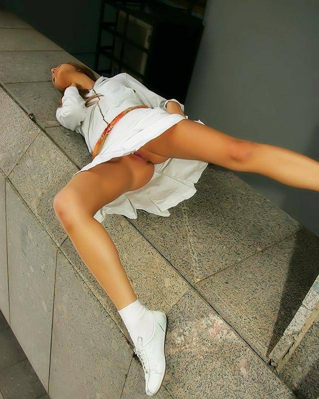 Девушка прогуливается по городу без трусиков 2 фотография