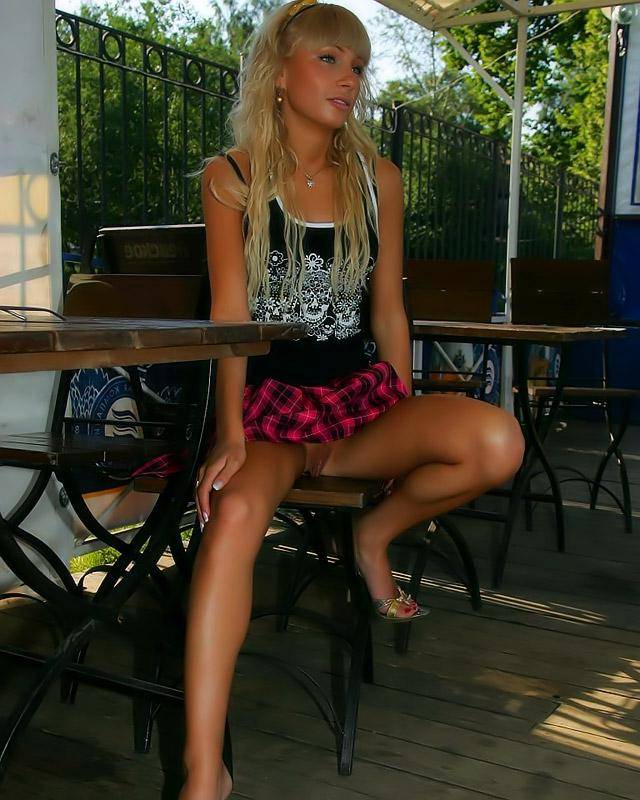 Девушка, наверное, забыла одеть трусики 3 фотография