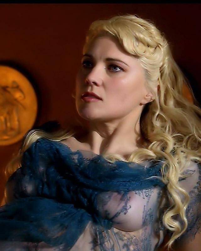 Красивые натуральные сиськи в историческом фильме 4 фотография