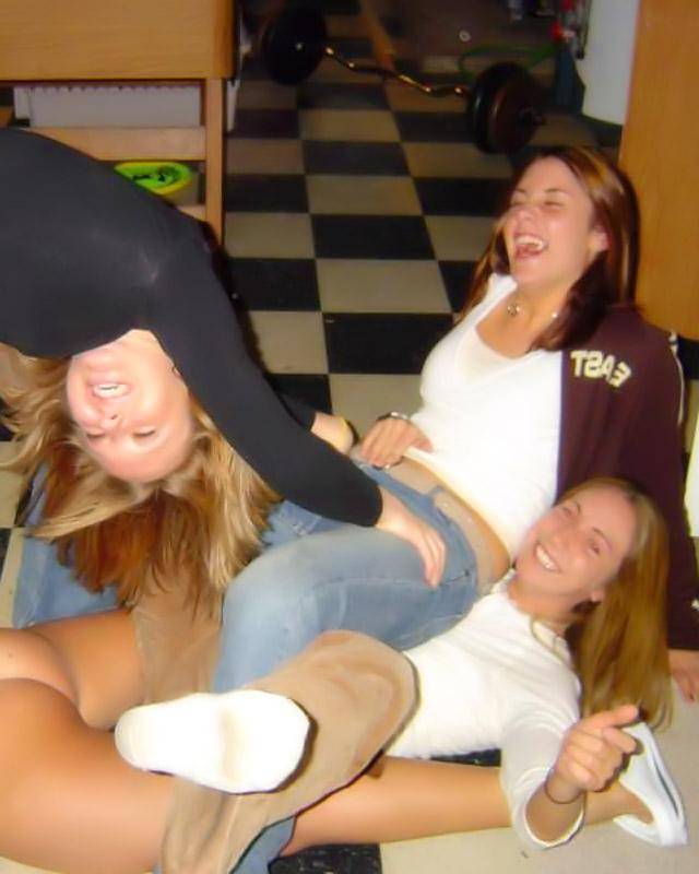 Пикантные места пьяных девушек на виду у публики 6 фотография