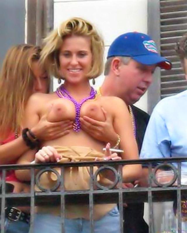 Пикантные места пьяных девушек на виду у публики 12 фотография