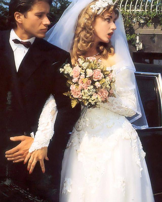 Парни трахнули невесту прямо на свадьбе 3 фотография