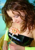 Девушка загорает в солярии в латексном белье 7 фотография