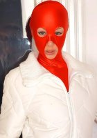 Милая блондиночка шалит в латексном костюме 1 фотография