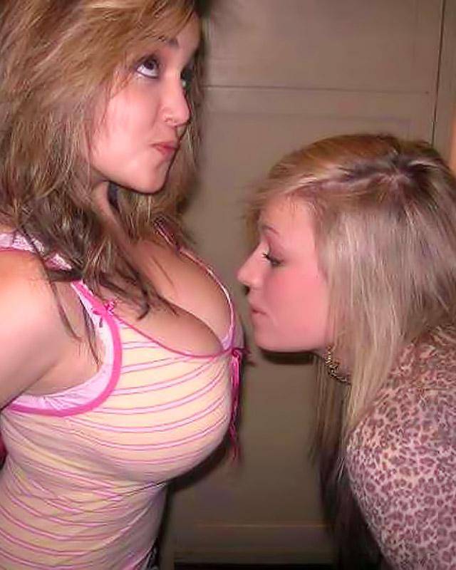 Девушки демонстрируют свои сиськи и другие прелести 7 фотография