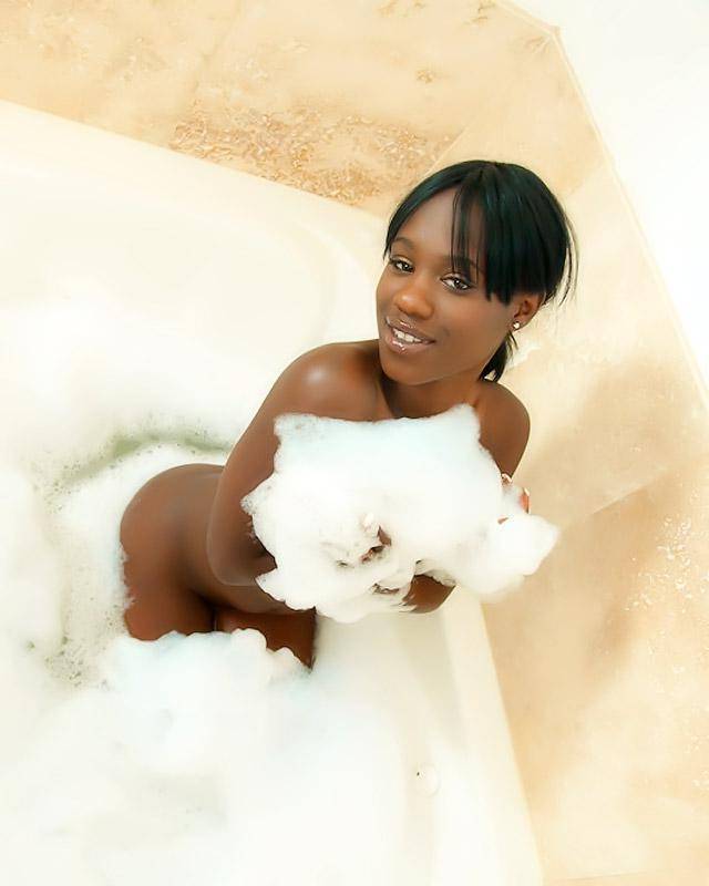 Темнокожая барышня шалит в ванной 10 фотография