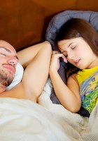 Бородатый парень любит молодых милашек 2 фотография