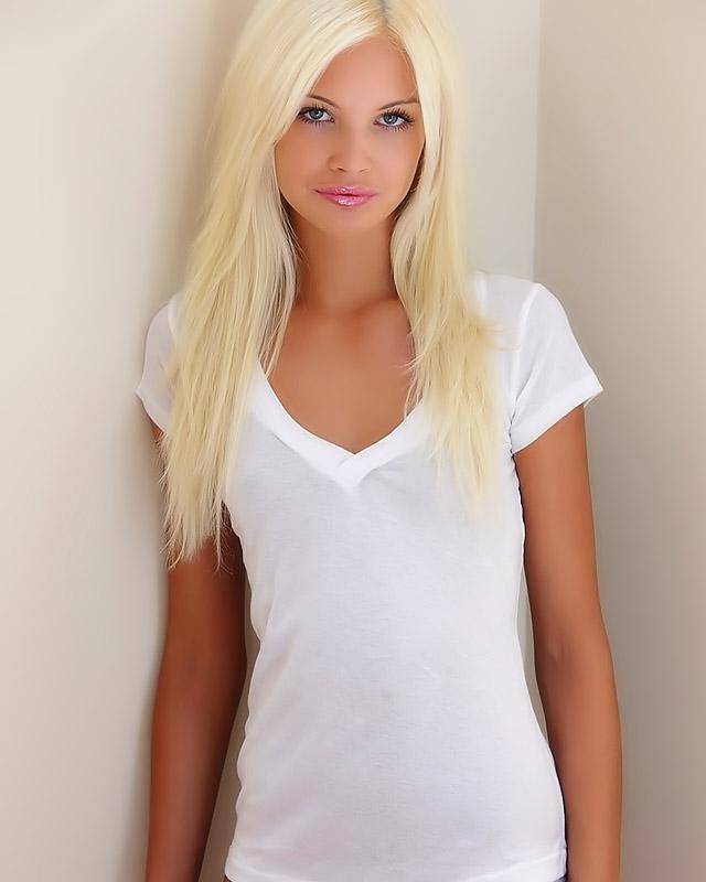 Загоревшая блондинка показывает себя 3 фотография