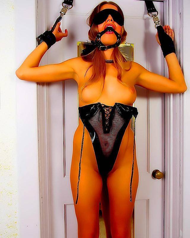 Сказочная блондинка прикупила для себя все для фетиш игр 12 фотография