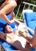 Парень раб дает девкам пососать свой член 7 фотография