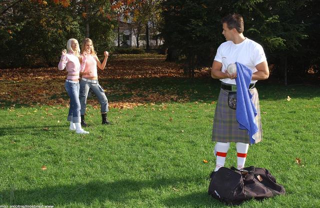 Шотландец вздрючил двух красоток 1 фотография