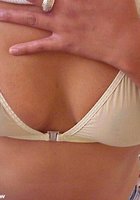 Темненькой красотке кончили на губки 4 фотография