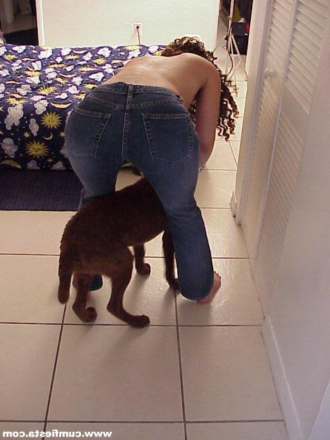 Сучка отсасывает у своего кабеля 2 фотография