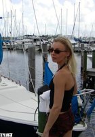 Развратная блядь на двоих мужиков 1 фотография