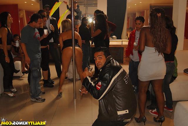 Стриптизерша намерена стать минетчицей 2 фотография