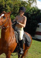 В конюшне поимел двух наездниц 22 фотография В конюшне поимел двух наездниц 22 фотография