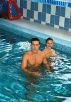 В бассейне телочка на двоих 2 фотография