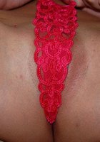 Широко раздвигает стройные ноги 10 фотография