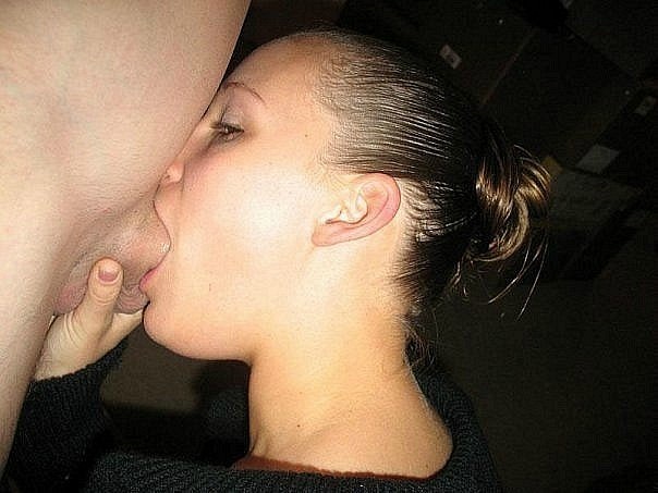 Бикса не против ласкать язычком большой писюн 6 фотография