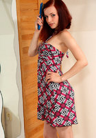 Рыженькая озорница красуется перед зеркалом 2 фотография