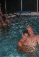 Уединилась с мужчиной после групповухи в бассейне 2 фотография