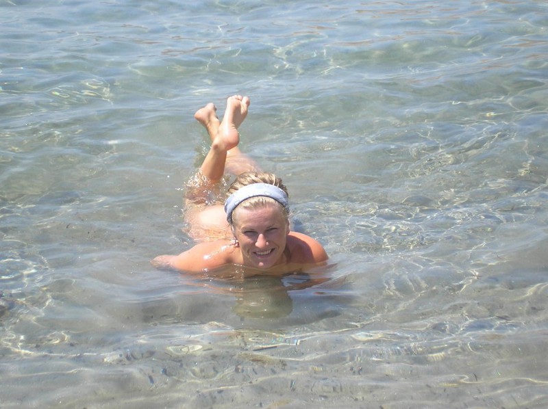 Коротает время засовывая трусики в писечку 4 фотография