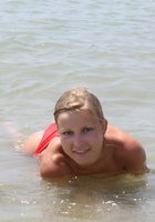 Загорает топлес, не боясь своих красивых форм 11 фотография