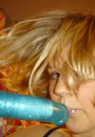 Машка трахает себя самотыком не снимая колготы и трусики 20 фотография