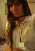 Молодка дотянулась язычком до левого соска 1 фотография