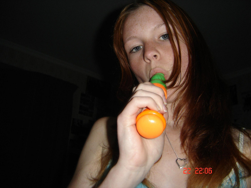 Рыжая молодуха сует в письку мыльные пузыри 14 фотография