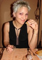 В гостях сучка не побоялась показать мокрую манду 3 фотография