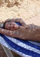 Нудистка купается в море нагишом 5 фотография