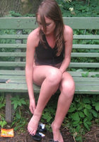 Сексапильная миледи разделась в ботаническом саду 17 фотография