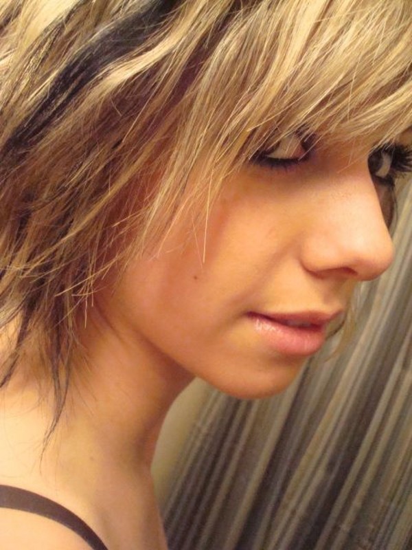 Горячая эмо-девушка залюбовалась собой перед зеркалом 9 фотография