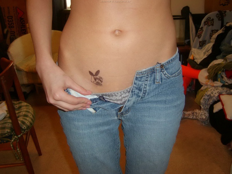 Пошлая красотка разводит ножки сидя на диване 1 фотография