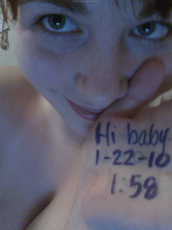 Голая телка запечатлевает большие сиськи в спальне 1 фотография