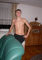 Молодуха любит трахаться с мужем в постели 22 фотография