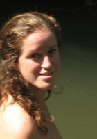 Голая чика моется в реке 12 фотография