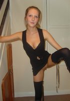 Надев чулки, красивая кокетка готова вести себя непристойно 9 фотография