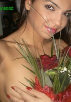 Красивая нимфа с обнаженными сиськами обожает позировать дома с цветами 5 фотография