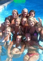 Подружки в купальниках веселятся около бассейна 6 фотография Подружки в купальниках веселятся около бассейна 6 фотография