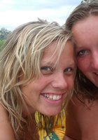 Подружки в купальниках веселятся около бассейна 1 фотография Подружки в купальниках веселятся около бассейна 1 фотография