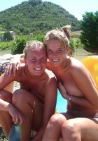 Подружки в купальниках веселятся около бассейна 9 фотография Подружки в купальниках веселятся около бассейна 9 фотография