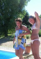 Подружки в купальниках веселятся около бассейна 27 фотография Подружки в купальниках веселятся около бассейна 27 фотография