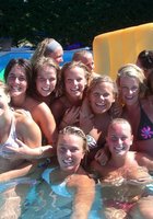 Подружки в купальниках веселятся около бассейна 23 фотография Подружки в купальниках веселятся около бассейна 23 фотография