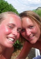 Подружки в купальниках веселятся около бассейна 25 фотография Подружки в купальниках веселятся около бассейна 25 фотография